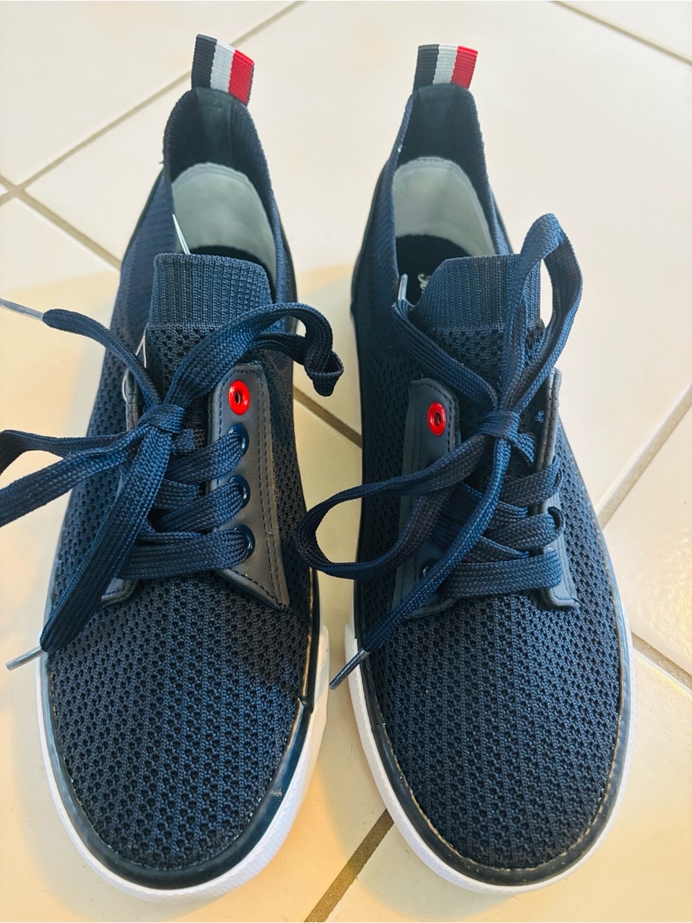 Gently used, TOMMY BAHAMA Sneakers 🇺🇸❤️🤍💙